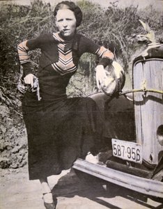 Bonnie Parker „keménynek” pózol egy pisztollyal és szivarral, 1934 körül (f/w fotó)