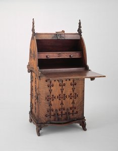 Íróasztal, 1889 körül (tölgyfa, vas, festék és zsákvászon)