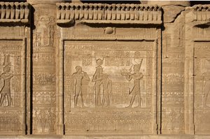 Egyiptomi ókor: Ihy, Ízisz fia születésére emlékező római mammisi. Hathor temploma, Denderah, Egyiptom alkotó: Egyptian Ptolemaic Period
