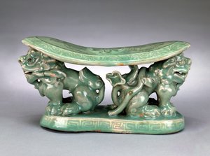 Párna, 12. század végi (celadon berakásos csúszás díszítéssel) alkotó: School Korean