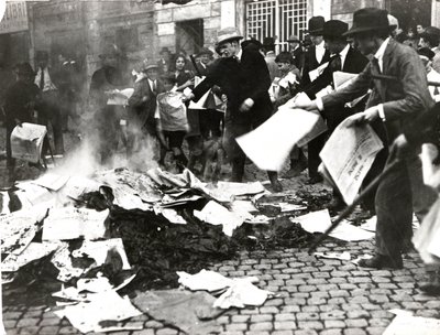 Fasiszta csapat az „Il Paese” szocialista újságokat elégette az ostrom pusztítása után alkotó: Italian Photographer