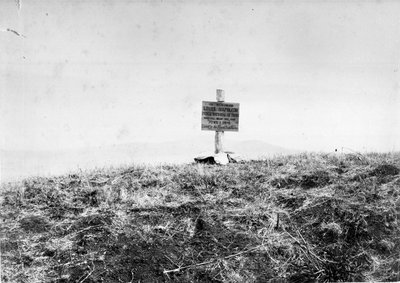 A Royal Scots Fusiliers által felállított tábla, amely azt a helyet jelöli, ahol a császári herceg elesett, 1879 alkotó: Unknown photographer